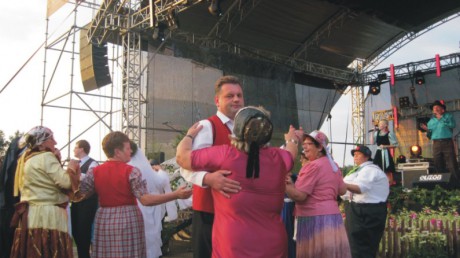 Martin je přiliš velký, aby se v davu ztratil, tak ho hned lapla jedna ze svatebčanek