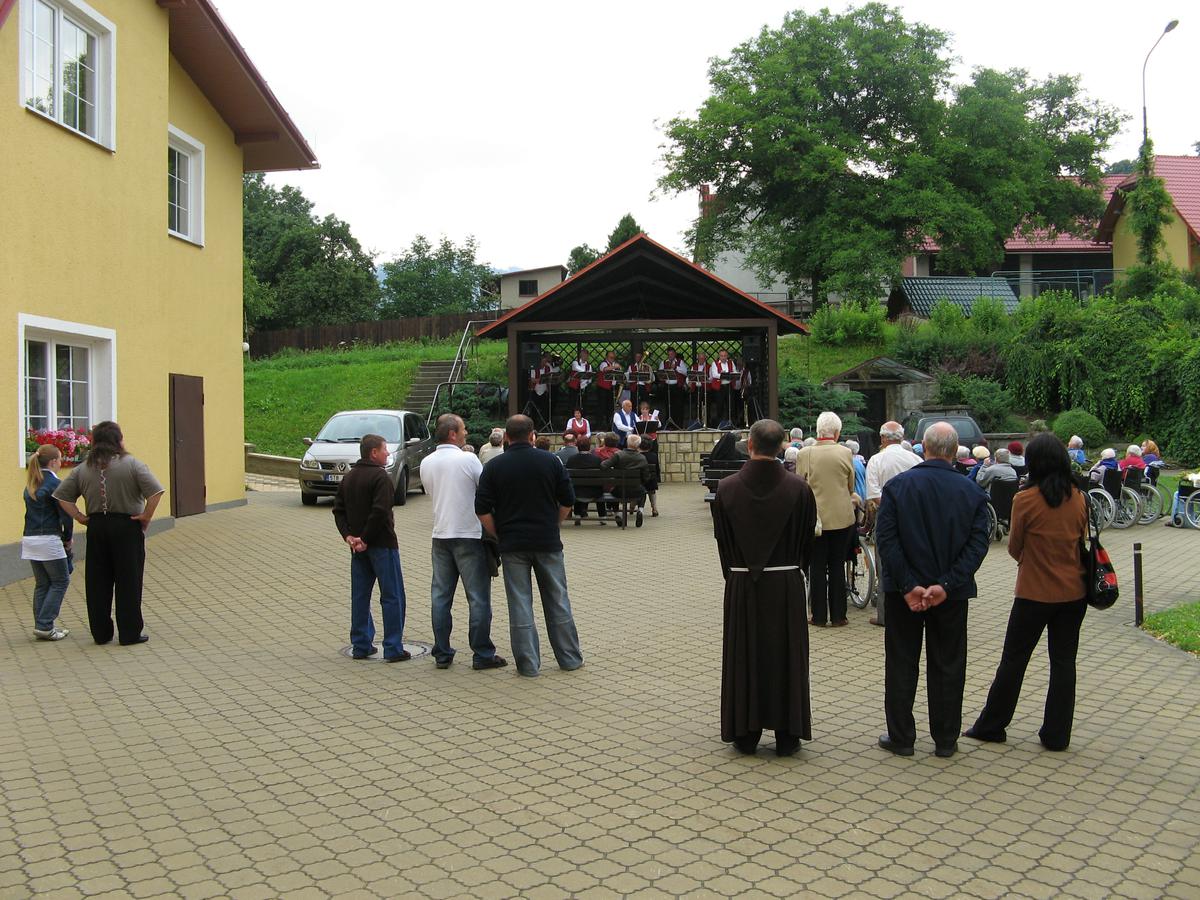 Posluchači v pozadí s Edou - založené ruce .. jak rád by si s námi také zahrál